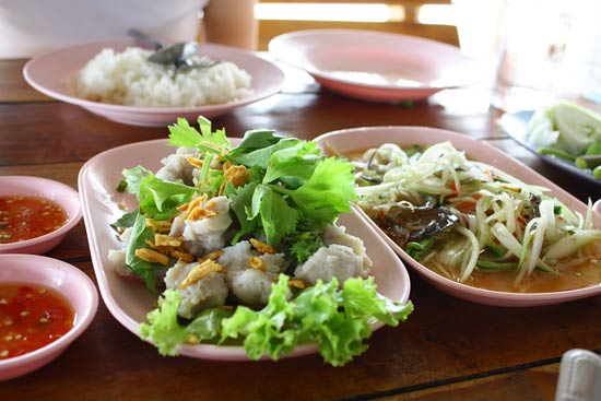 ไม่ขอเอ่ยชื่อร้านนะครับ ไม่มีส่วนได้เสียกัน แนะนำเฉย ๆ อยากให้น้าได้ลองของอร่อย โดยเฉพาะลูกชิ้นปลา ต