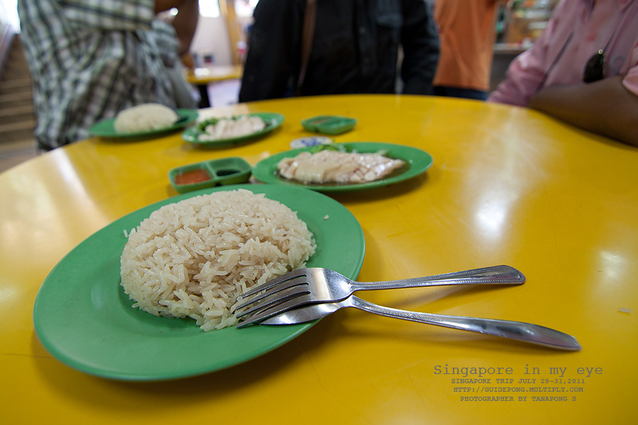 สมใจ ... 

ข้าวมันไก่สิงคโปร์ เหมือนๆ บ้านเรานะ 

มาเป็นเซต ข้าวมัน บวก ไก่สับ หนึ่งคนหนึ่งเซต ร