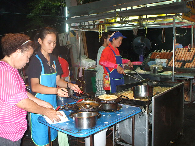 แวะกินอาหารเย็นที อยุธยาตลาดองค์การ
