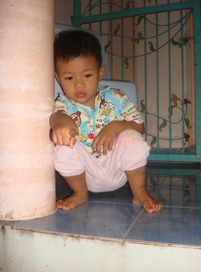 กลับบ้านมาตอนดึก เจ้าตัวเล็ก น้องเตเต้ยังไม่นอนเลยบอกคอยป๋ารอดูปลา :kiss: :grin:
