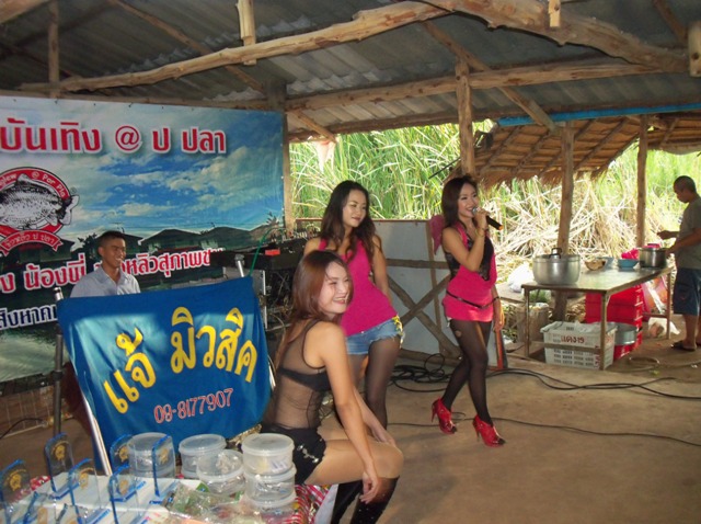 หลังจากช่วงเที่ยง ไปฝนก็เริ่มตกลงมาอย่างแรงแต่นักแข่งก็ไม่ถอย นับถือจิงๆๆ

หมดเวลาการแข่งขันอะจึ๋ย