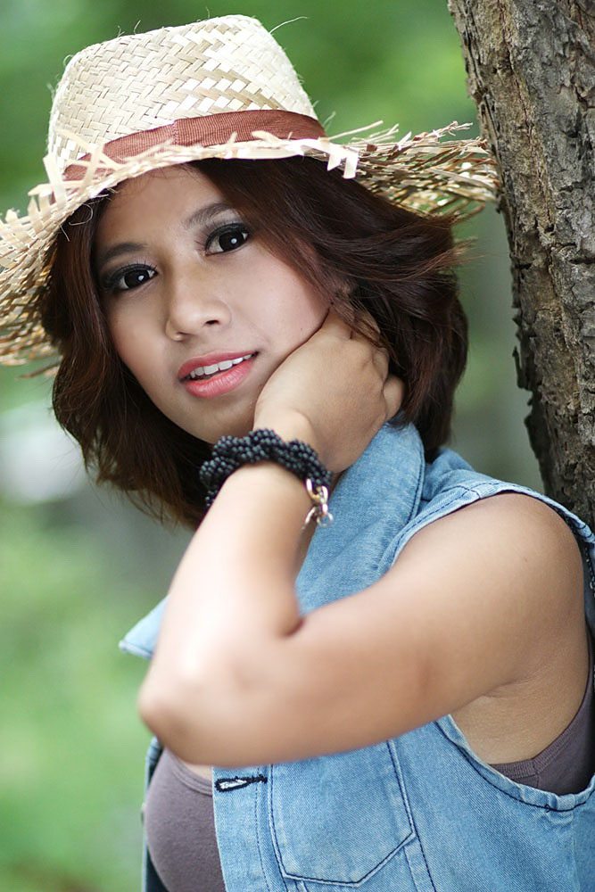 ต้นไม้ที่นางแบบพิงอยู่มีมดแดงเยอะมาก แต่น้องดรีมทนทายาทจริงๆ
 :laughing:
