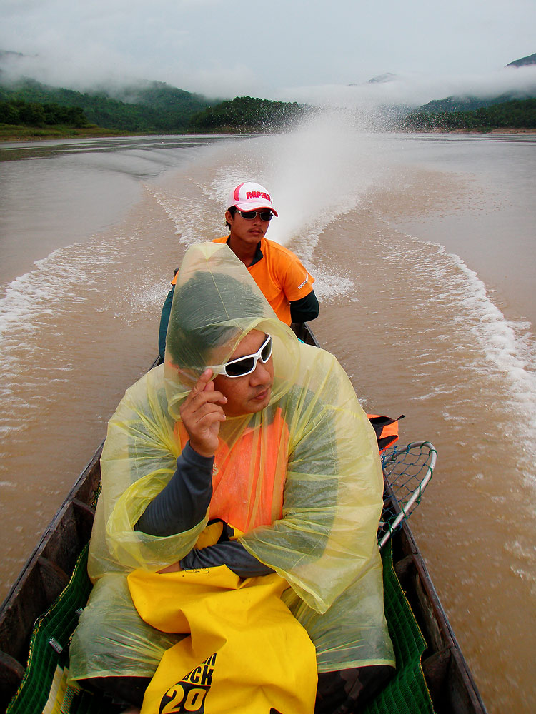 ตกปลาที่เขื่อนศรี  ถ้าจะให้ดี ต้องมีเสื้อกันฝนครับ   เดี๋ยวตก เดี๋ยวหยุดตลอดเวลา ดีที่สุดก็คือ ไม่มี