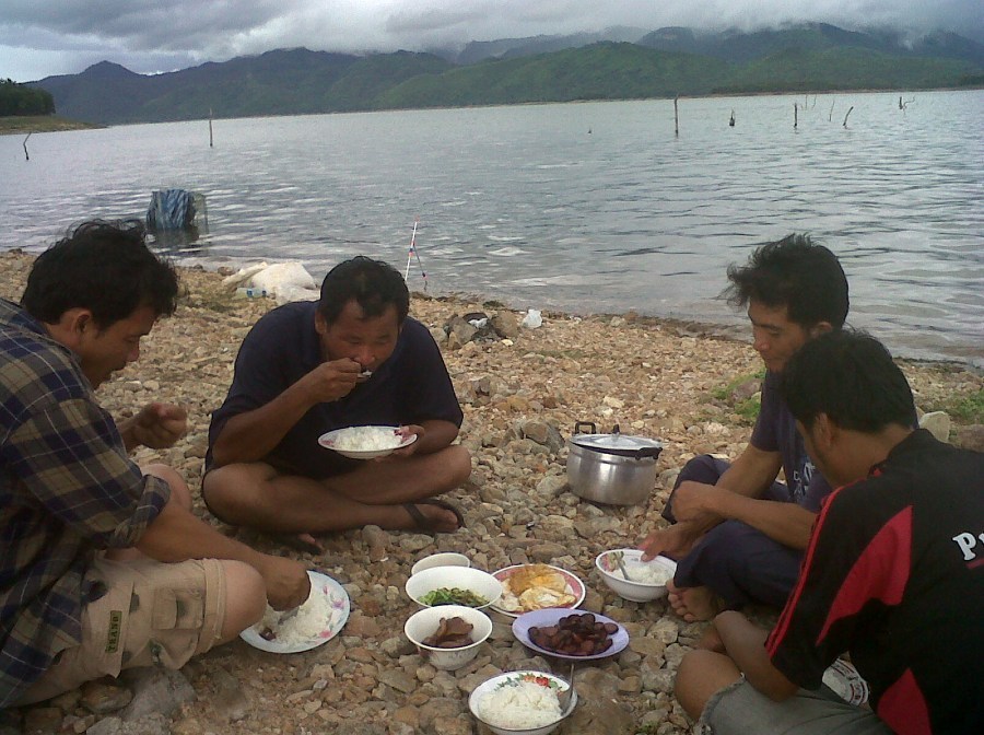 นี่แหละครับ   นอนกลางดิน  กินกลางหินกันของจิง :laughing:
