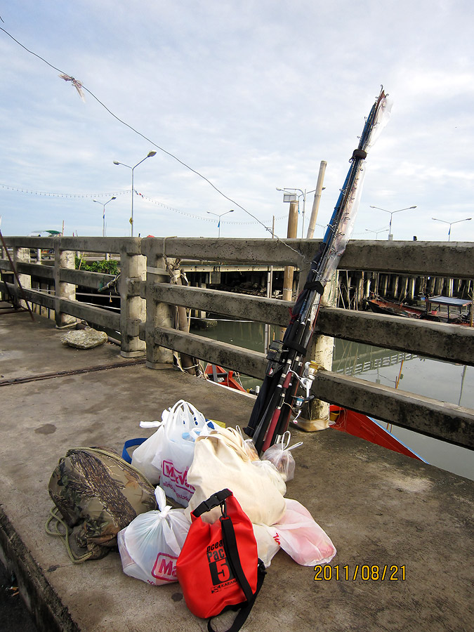 เดินทางมาถึงท่าเรือเจ้ดโมงกว่า โทรตามไต๋แล้วก็จัดการขนของ ลง จากรถมากองไว้ที่ท่าเรือ