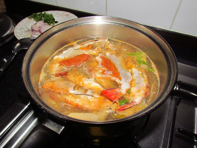 เทลงน้ำต้มยำ ที่กำลังเดือด  :umh: :umh: :umh:
