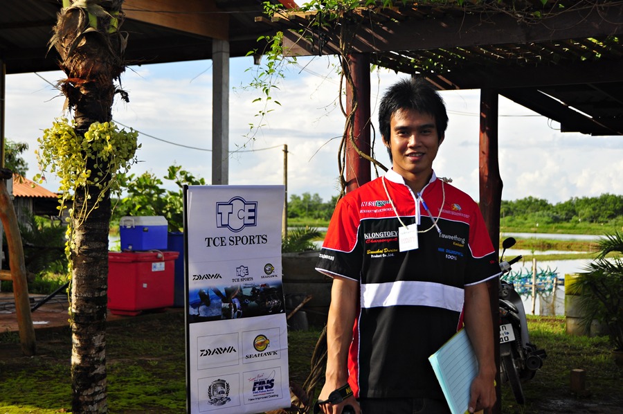 
แปะภาพกรรมการและช่างภาพคนสำคัญไว้ก่อนนะพรุ่งนิ้มาลงต่อนะ........ :laughing: