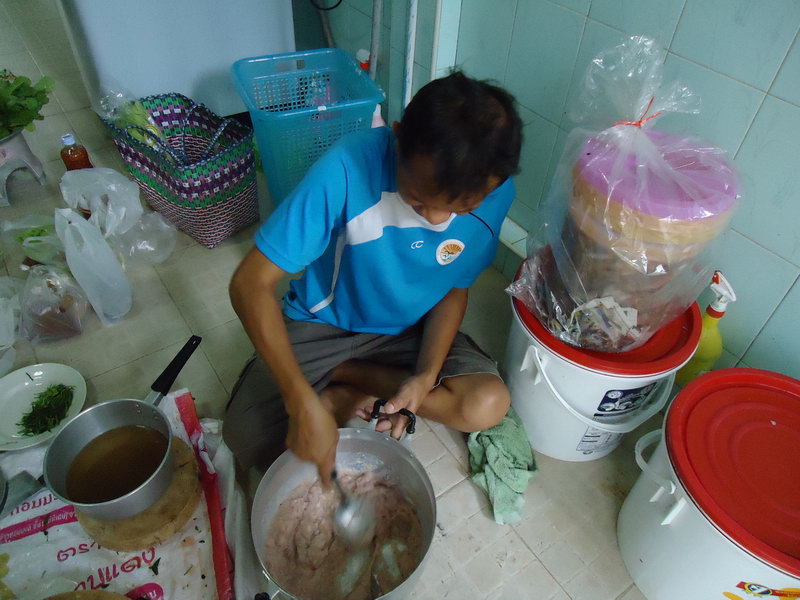 

พ่อครัวของเรากำลังนวดเนื้อเพื่อให้เด้งงงง..................