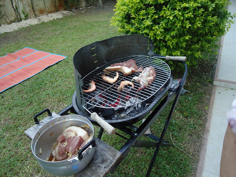 

กุ้่งเกือบหมดเหลือแต่หมูที่ยังไม่สุก.............. :laughing: :laughing: :laughing: :laughing: