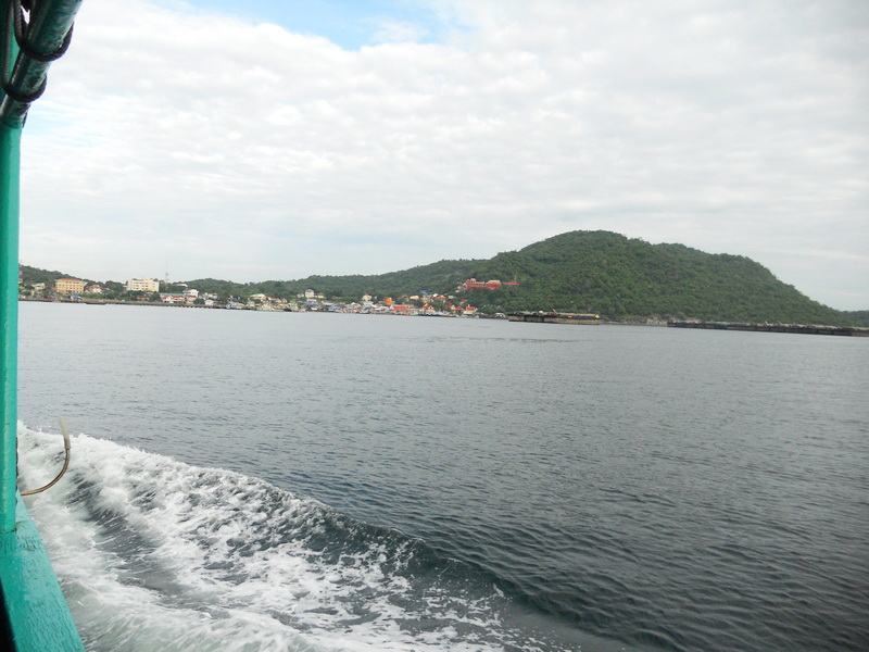 [b]เรือวิ่งมาใกล้ถึงเกาะสีชังแล้วครับ ที่มองเห็นข้างหน้านี่เอง ใช้เวลาประมาณ 45 นาที [/b] :smile: