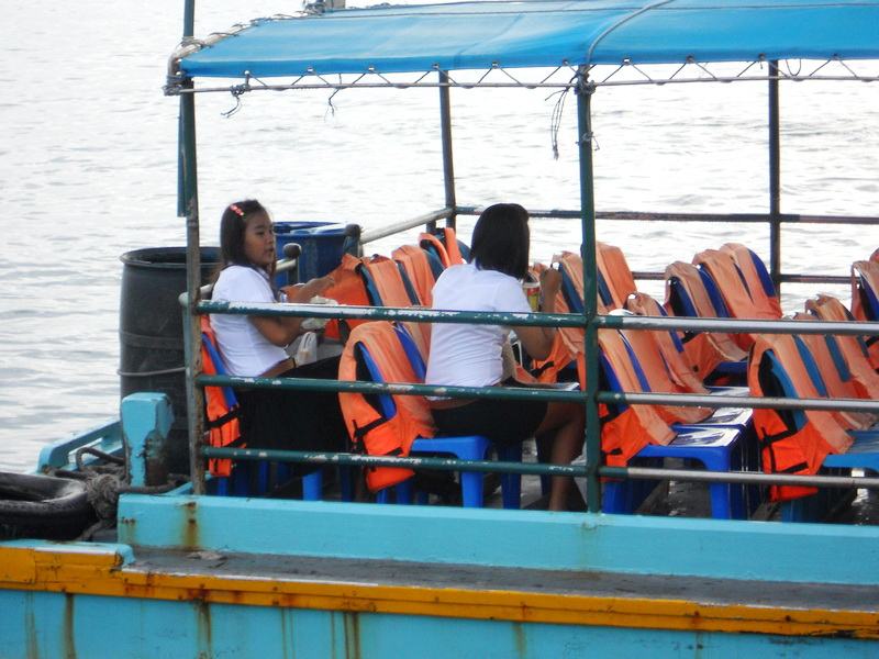  [b]ถึงท่าเรือ แอบส่องเห็นนักศึกษาลงเรือเตรียมข้ามฟากไปเรียน กินข้าวเช้ากันบนเรือเลย อร่อยไหมครับ[/b