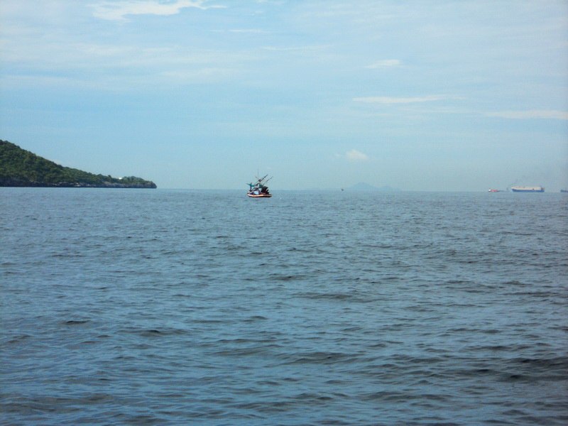  [b]เช้านี้มีเรือมาจอดตกปลาเล็กอยู่ลำนึง ยังไม่เห็นเรือตกปลาใหญ่ ตอนนี้มีเรือเราลำเดียวที่ตกปลาใหญ่ 