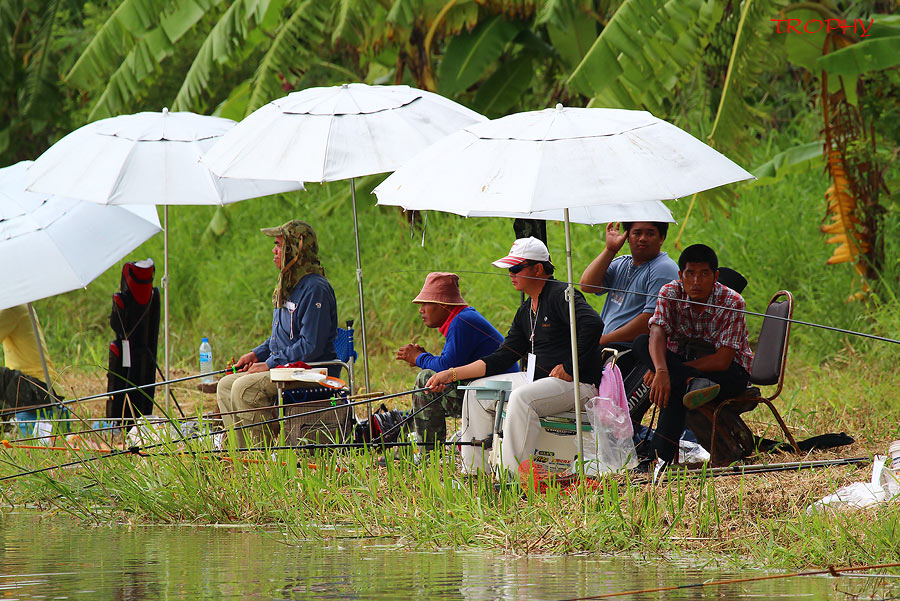 ท้ายบ่อฝั่งขวา กองเชียร์เยอะดีครับ  :smile: