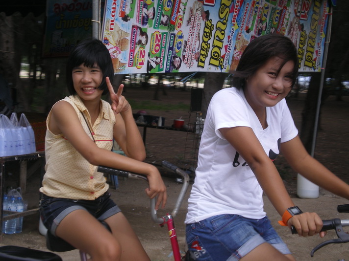เอาหละ!!! ไหนๆก็ไม่ได้ตกปลาแล้วถ่ายรูปเพื่อนๆดีกว่า
 :smile: :smile: