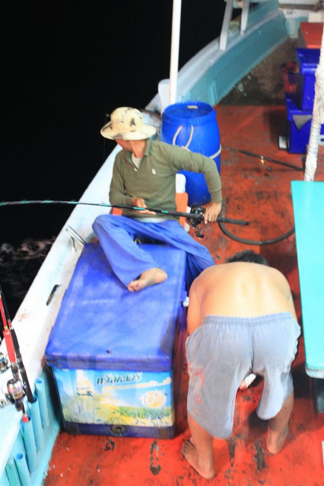 จากนั้นเราก็วิ่งเรือเข้าหมายซากเรือกันเพื่อหาปลากลางคืนครับ :grin: