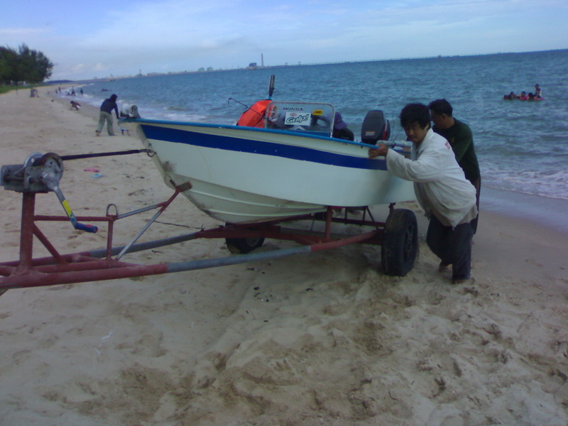 ...ช่วยกันเอาเรือขึ้น สำหรับพวกเราเวลาเอาเรือขึ้นหรือลงจะช่วยกันตลอดและเป็นแบบนี้ทุกครั้งครับ