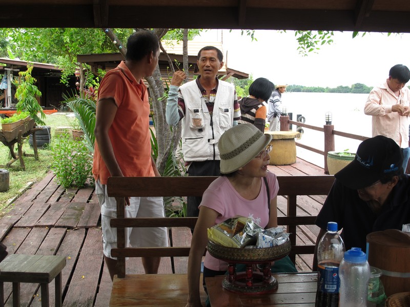 ผมมาถึงกลุ่มสุดท้าย...นานๆ เจอกันที เย้วๆๆ.. ทักทายกัน แซวกัน...