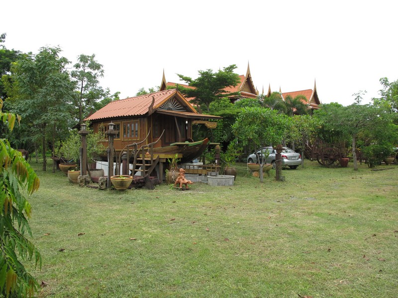 บ้านริมน้ำ.....น่าพักอาศัย....