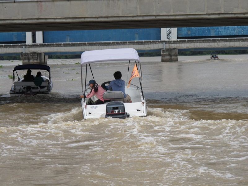 เรือทุกลำผ่านประตูน้ำได้....ยกเว้นลำผมต้องรอให้คลื่นเรียบ
แล้วค่อยๆคลานอย่างช้าๆๆ...แต่ก็โดนจนได้คร