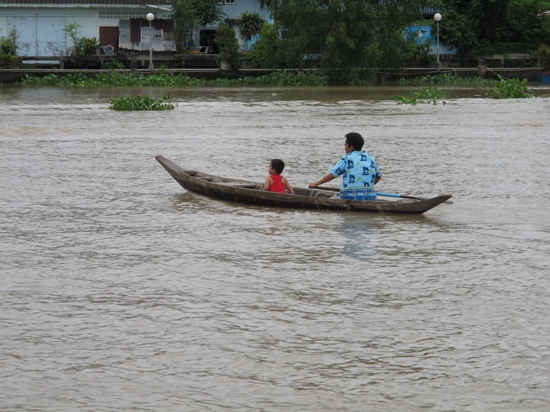  ขับเรือกันไปเรื่อยๆก่อนถึงตลาด บางคล้า 
 ระหว่างทางเห็นวิถีชาวบ้านริมน้ำ 

(เวลาผ่านเรือชาวบ้าน 