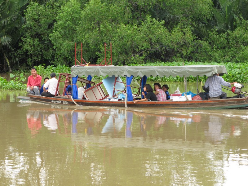 ขับเรือแซงผ่านช้าเข้าไว้...เกรงใจเค้าครับ...