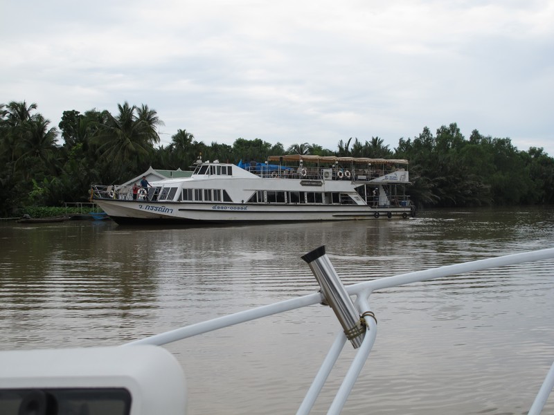 ใกล้ถึงตลาดน้ำ บางคล้า....
เห็นเรือทัวร์หรู บริการนักท่องเที่ยว...
