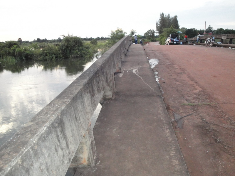 สะพานบางแขยง..แถวประจันตคาม..มีเวลาแค่ช่วงเดียวเท่านั้นครับ
เพราะที่นี้มีมือปลารำเยอะครับ....


