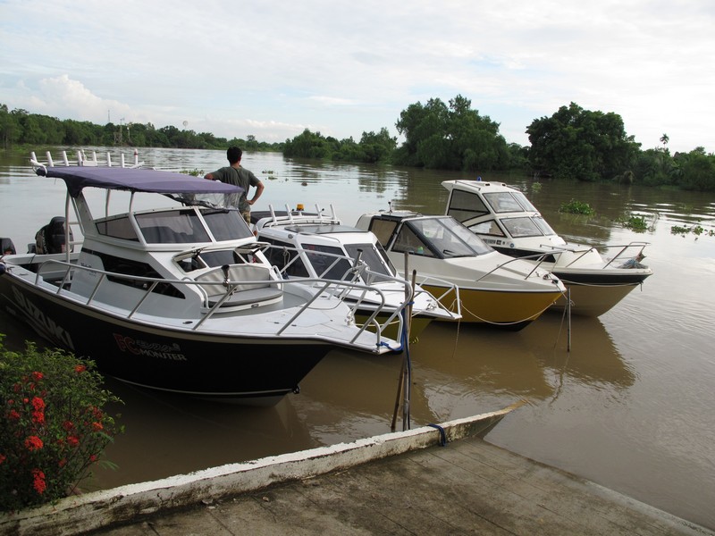 เรือใหญ่ ถูกกลุ่มเรือเล็กไล่ให้ไปจอดอีกด้าน 555


(ขอไปธุระก่อนครับ...ค่อยมาต่อ)