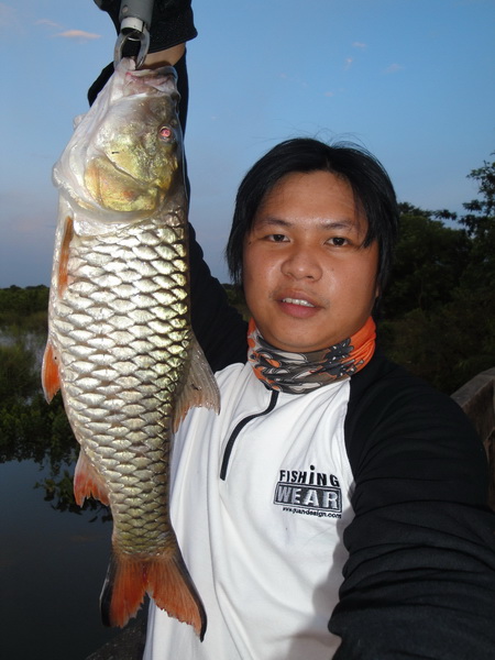 มืดแล้ว..แถวนี้..น่าขนลุกครับ..ใกล้วัด..ห่างไกลบ้านคน.. :ohh: :ohh: