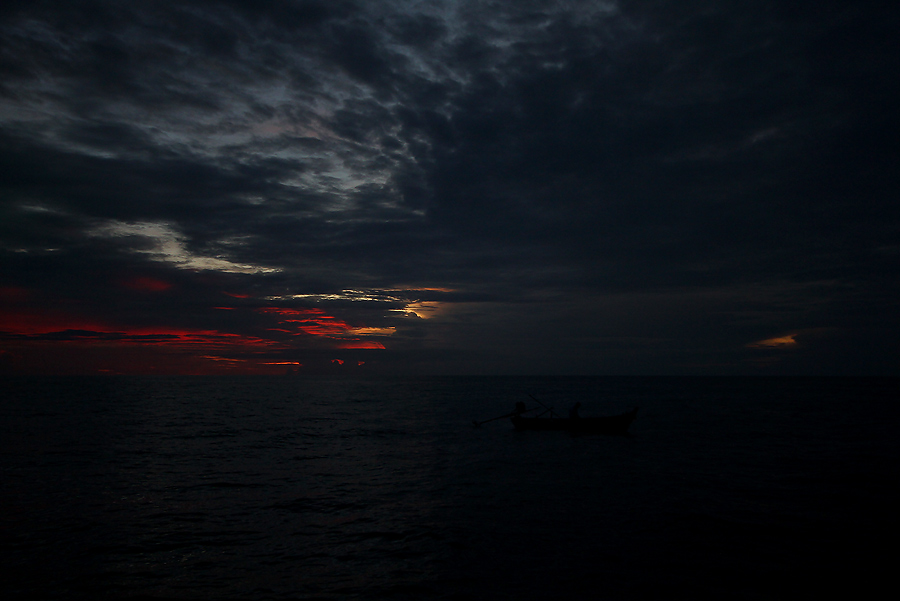 
 [b]  ฟ้าเปิดสางแรก

อาวุธที่ท้ายเรือ  เตรียมพร้อม[/b]


 :grin: