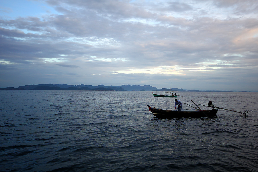 
 [b] เรือเล็ก  มาเฝ้าอินทรีเหมือนกัน

เมื่อวานนี้มาขนกลับไปเกือบ 10 ตัว

วันนี้  เห็นบ่นๆว่า  