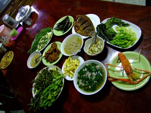 อาหารรวมๆๆเน้นผักปลาซะส่วนใหญ่ครับ คนกรุงคงไม่ชอบนะ