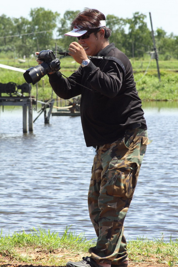 น้ากูลรีบไป เก็บรูป เพื่อ ยืนยันว่า ตรูมาถ่ายรูป

แต่ดันไปเหยียบ อะไรก็ไม่รู้ ดูสีหน้า แล้วสงสัย จ