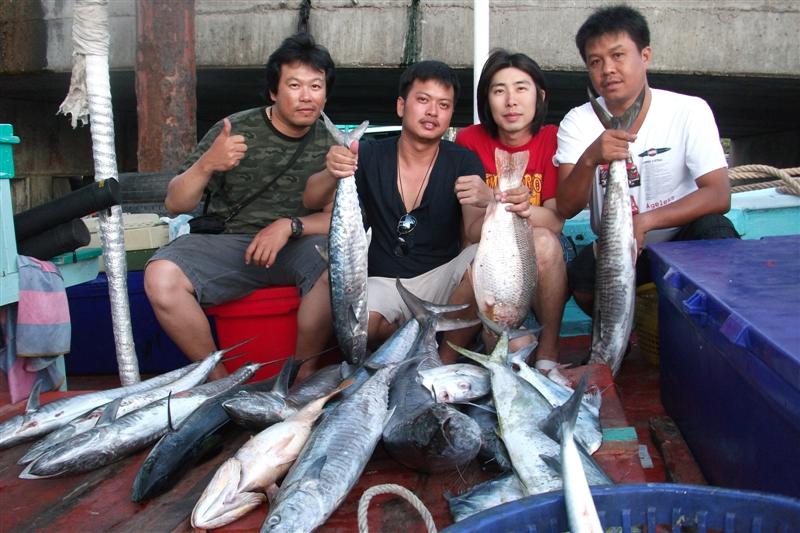 ภาพหมู่ 4 ซ่าส์กับปลารวม :smile: :grin: :grin: :grin: