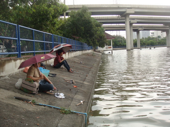 หมายแรกหลังเที่ยงแดดส่องหน้าก็ย้ายมาหมายใหม่
มาถึงไม่นาน พายุฝนก็เข้า ลมกรรโชก ฝนหนัก ฟ้าผ่าแรงลงไก