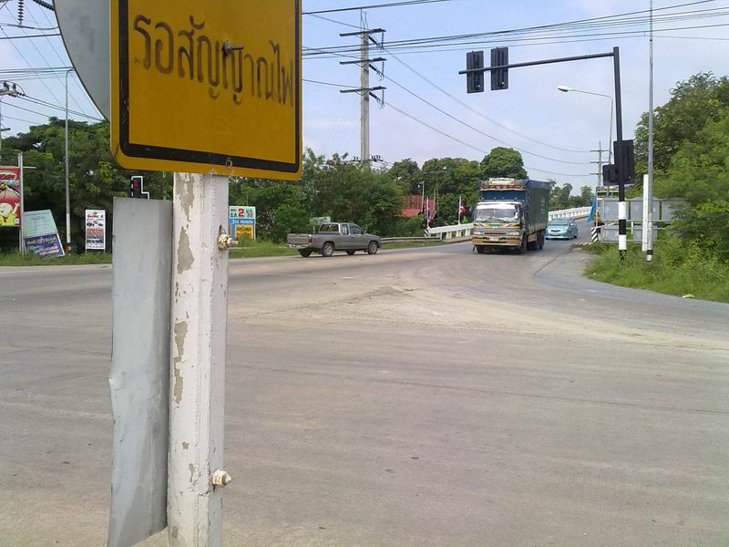 ติดไฟแดง รอเลี้ยวขวา ตำรวจ ป้อมทางซ้ายมือ แต่ในรูปไม่เห็นนะครับ มันมองใหญ่เลย  :laughing: