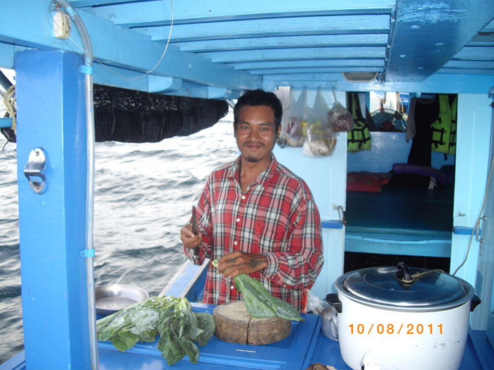 นายโตจุ่มโพ่เรือทำอาหารสุดยอดหน้าตาโหดแท้ๆครับ :laughing: :laughing: :laughing: :laughing: :laughing