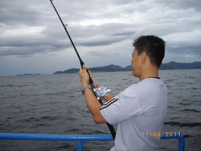 มาอยู่นี่เองท้ายเรือโดนแล้วครับกำลังลุ้นเลยนี่ไม่ใช่ตัวแรกที่กินนะครับตัวแรกนายเอทำขาดไปซะแล้วกับสาย