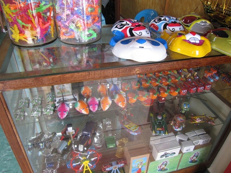 ของเล่นในร้านครับ