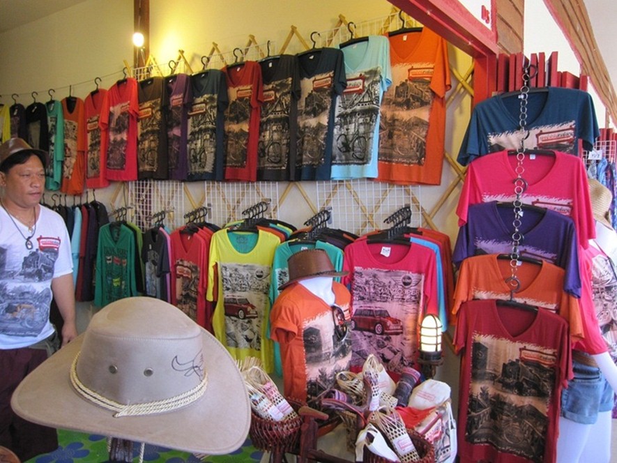 เสื้อที่ระลึกต้องร้านนี้เลยครับ