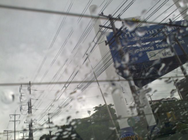 นั่งรถมาก็เจอ   ฝนตกครับ     :cry: :cry:
