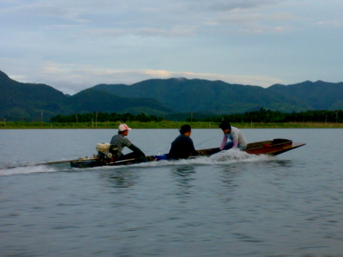 นี่เป็นอีกลำเราวิ่งไปตกแถวโบสถ์แสตนเลสกันเลย
ใช้เวลาขับเรือกันประมาณ 1 ชม