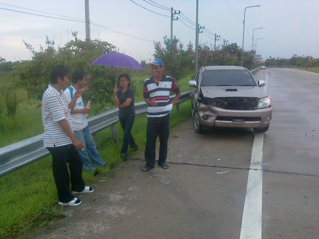 ** ฝนตกถนนลื่น ระวังกันหน่อยนะครับ **