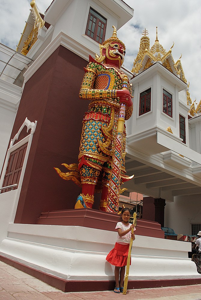 ยักษ์ตัวโต สวยงามครับ  :cheer: :cheer: :cheer: นับถือฝีมือช่างไทยมาก 