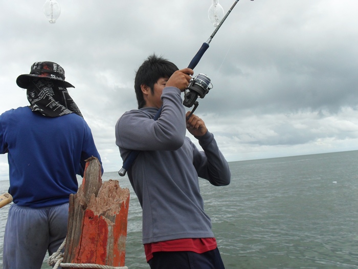         ท้ายเรือวัดกันมันมือไปเลย   หน้าเรือนั่งดู :sleeping: :sleeping: :sleeping:
