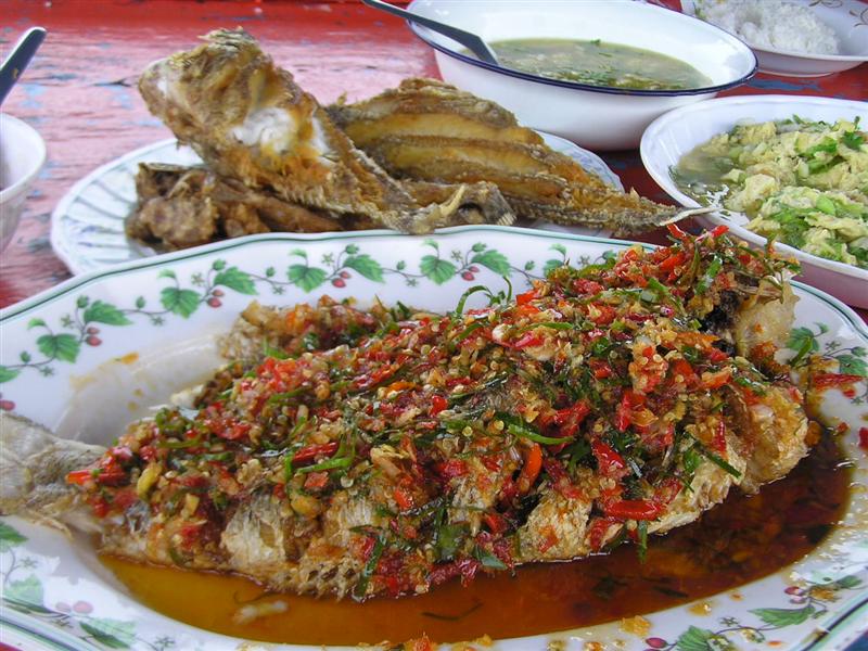 มาดูเมนู...........ฝีมือ....พ่อครัว ไต๋เรือง จัดมาน่ะครับ........อร่อยสุด......เท่าที่กิน บนเรือมา..
