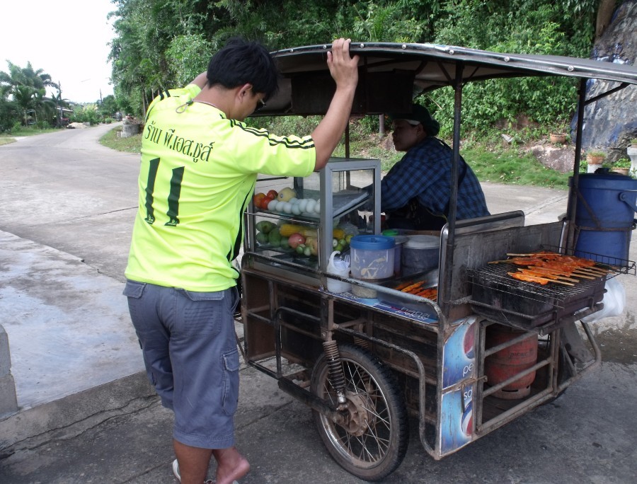 นิก บอกหนุ่ม ผมต้องเติมพลัง ตำปลาร้าก่อน ม่ายง้าน เมาเรือ  
ผมเลยบอก จริง อะ นิก  :cheer: :cheer: :