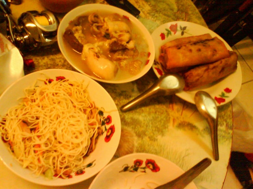 แกะไปแกะมา  อ้าวเย้ยยยย  .... ???   ทามมายของกินมาอยู่แทนรอกล่ะ?    (น้าเล้ง แกเอาขนม+ของกิน มาให้ค่