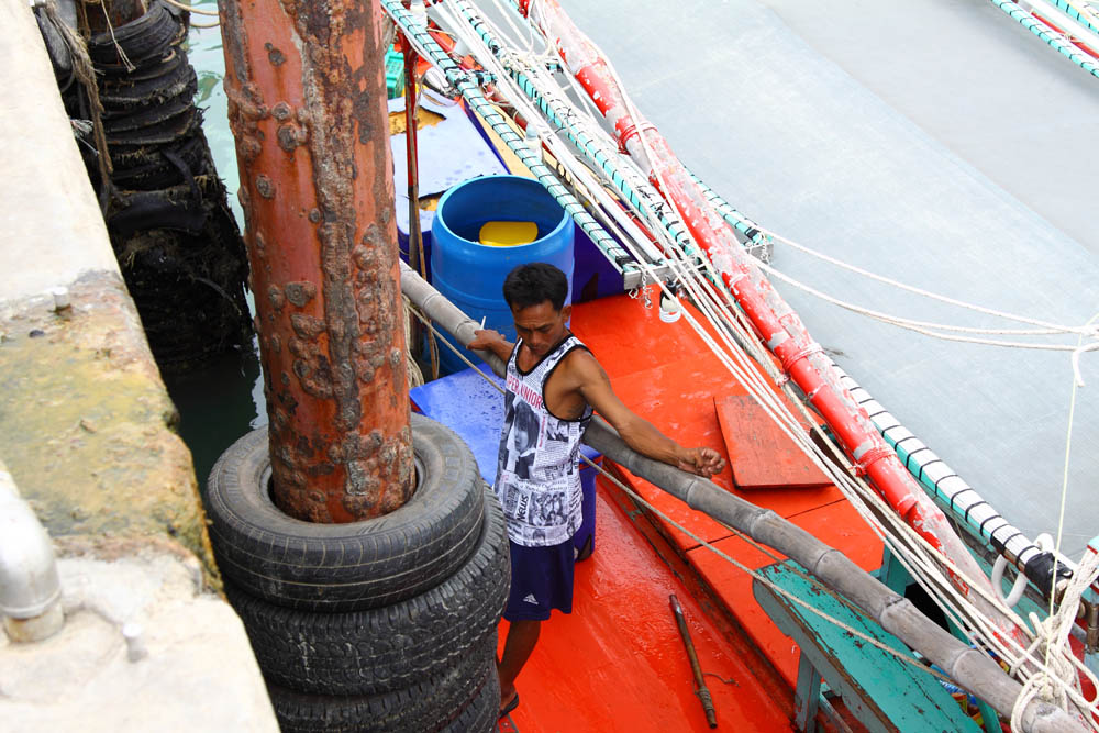 เด็กเรือหรือผู้ใหญ่เรือก็ไม่รู้  ชื่อเจ๋ง  ขยัน ทำอาหารอาหย่อย เตรียมช่วนขนของลงเรือ :grin: