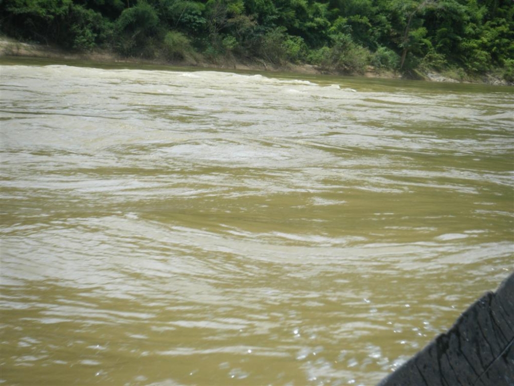 นั้งเรือผ่านกระแสน้ำที่เชี่ยวกราด เรือวิ่งสวนกระแสน้ำขึ้นผ่านแก่งต่างๆ ด้วยกระแสน้ำที่เชี่ยวกราดและส